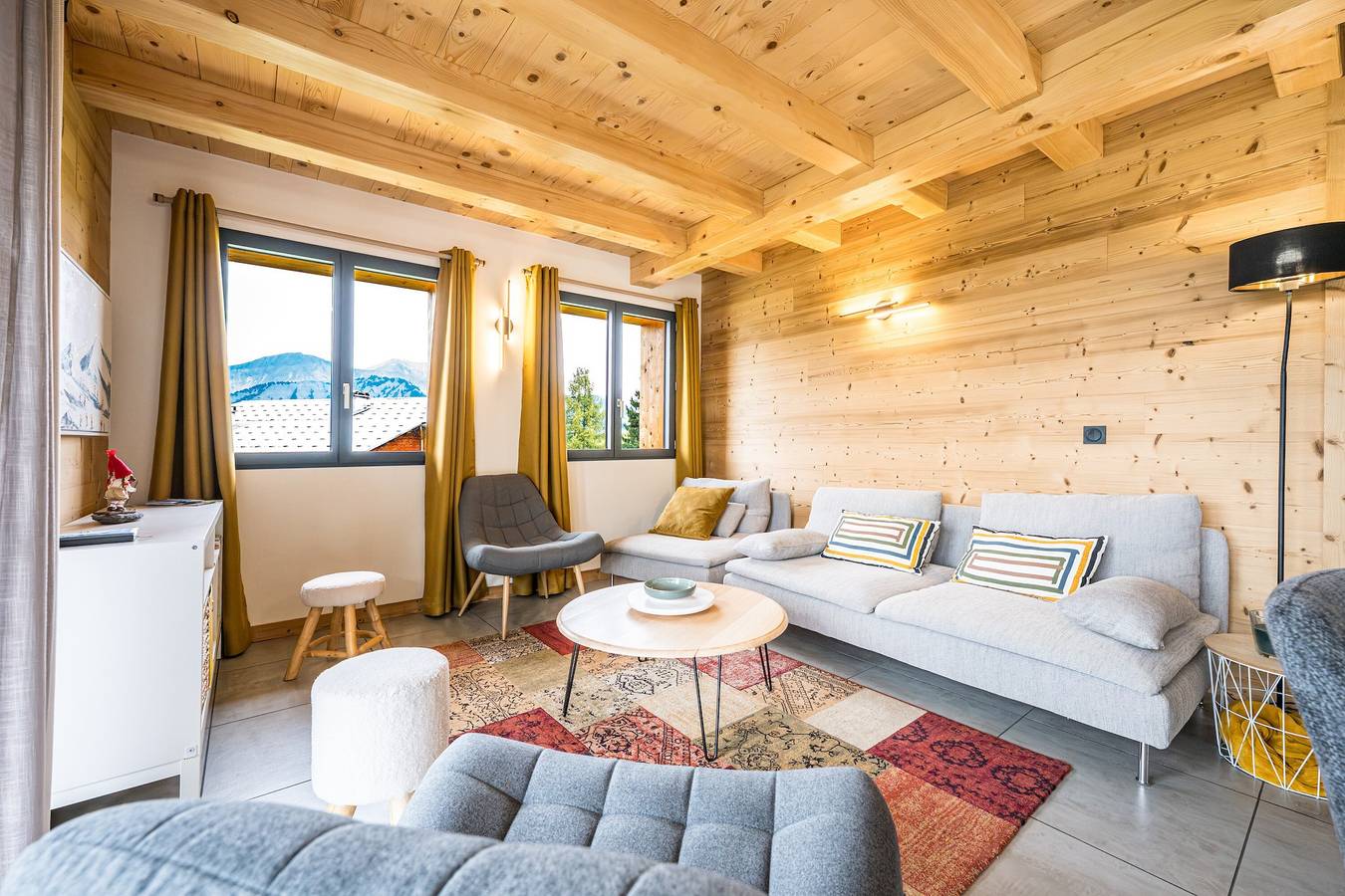 Chalet 'Les 2 Soeurs' with Mountain View, Private Terrace and Wi-Fi in Cohennoz, Albertville region