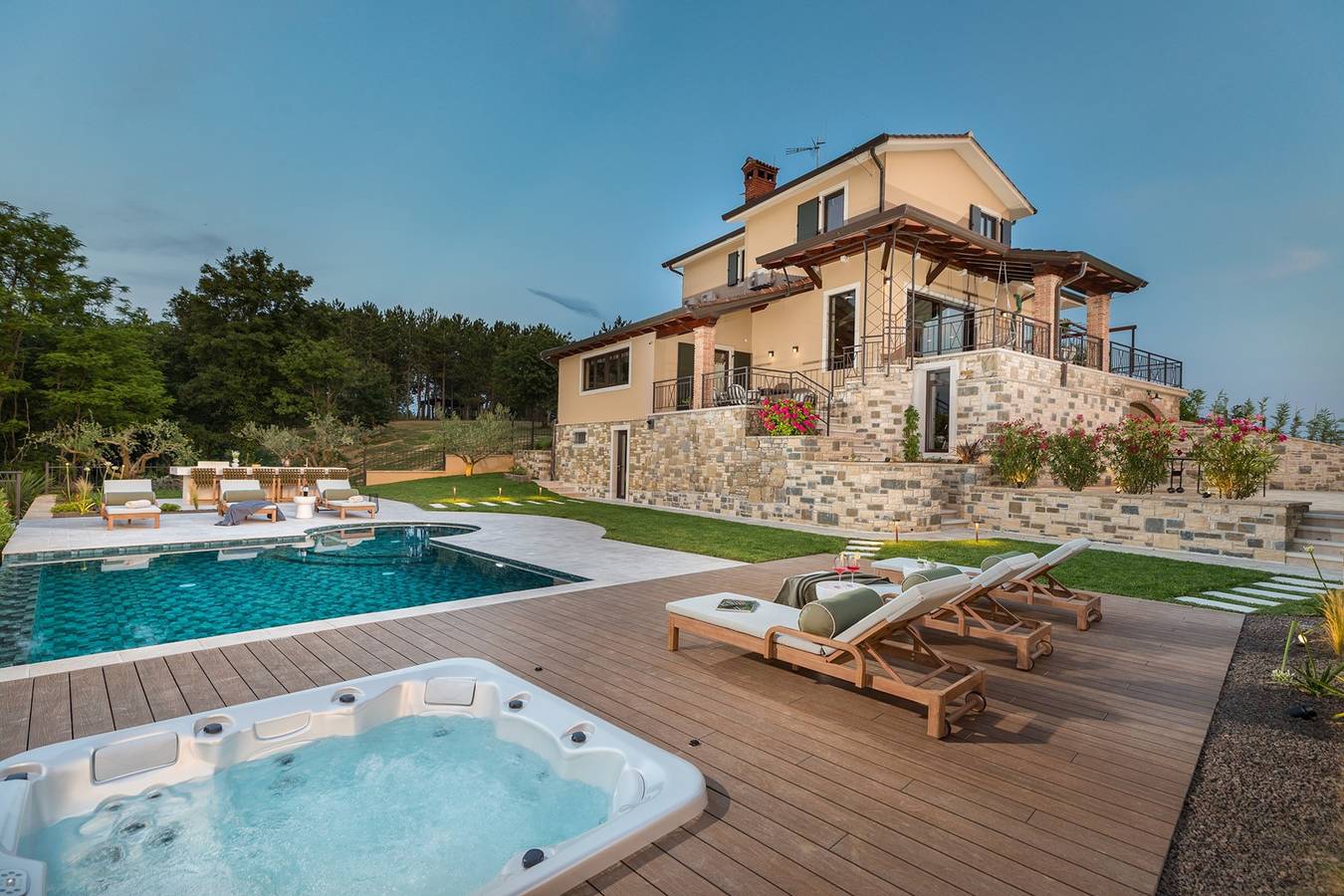 Villa Clara – Eine atemberaubende Oase des Luxus mit großem Pool, Wellness, Spielzimmer, Fitness und atemberaubender Aussicht auf Motovun in Karojba, Zentralistrien