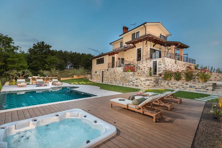 Ferienhaus für 6 Personen, mit Balkon/Terrasse und Garten sowie Pool und Sauna in Karojba