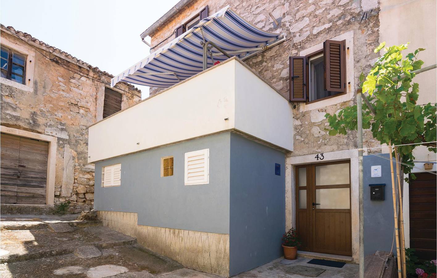 Gemütlich, 2 km von der Küste entfernt: Modernes Apartment mit Terrasse und Parkplatz in Zadar (Kommun), Iz