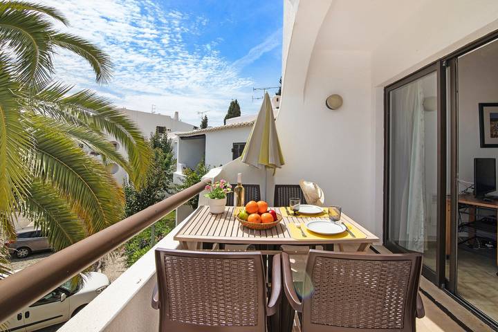Appartement entier, Appartement de vacances 'São Rafael' avec piscine partagée, balcon privé et climatisation in Albufeira e Olhos de Água, District de Faro