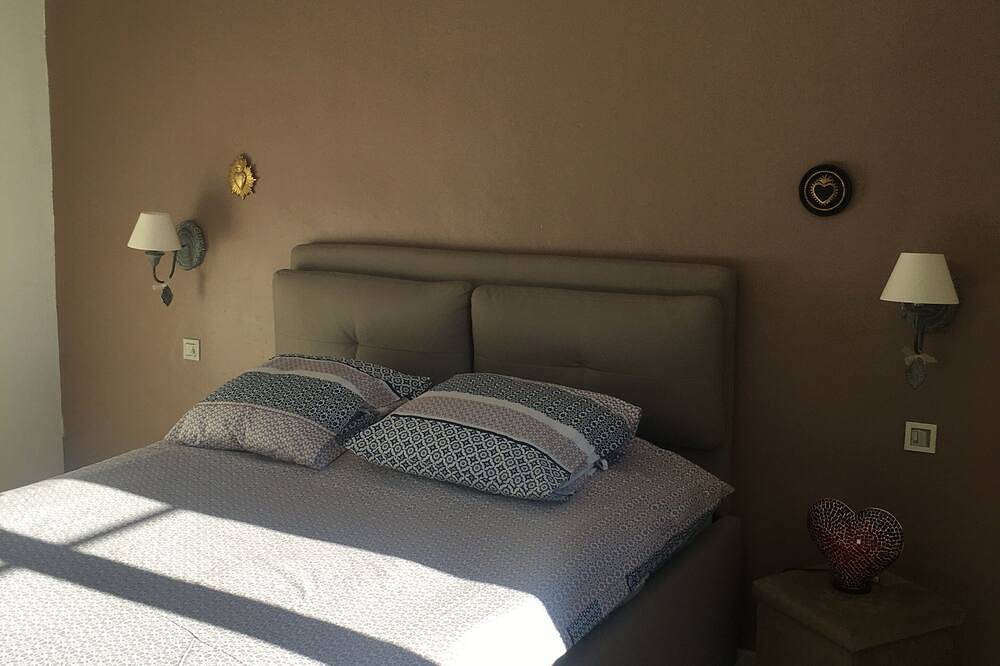 Old, quiet building with large terrace for dining and garden in Pertuis, Regionaler Naturpark Luberon