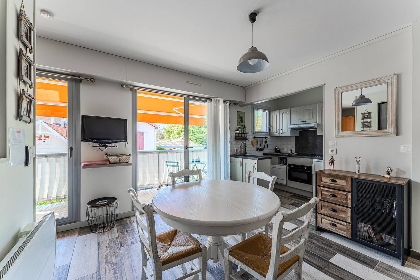 Entire studio, Studio Apartment 'Felicidad Arcachon' with Balcony and Wi-Fi in Arcachon, Arcachon region