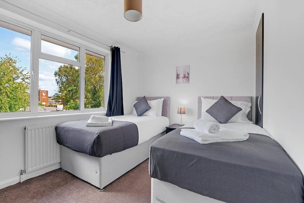 Heathrow Living St Annes Serviced House 5 bedrooms 3 bath in Spelthorne, Colne Valley Park