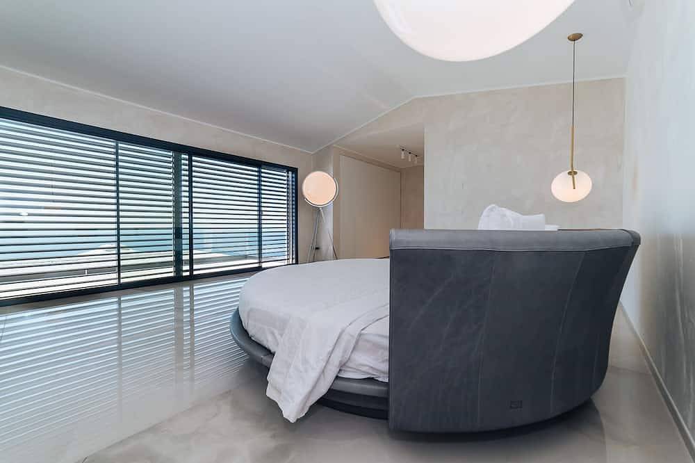 Villa Sabrina Riviera dei Fiori a Picco sul Mare with Pool, Wellness & Spa in Oneglia, Imperia