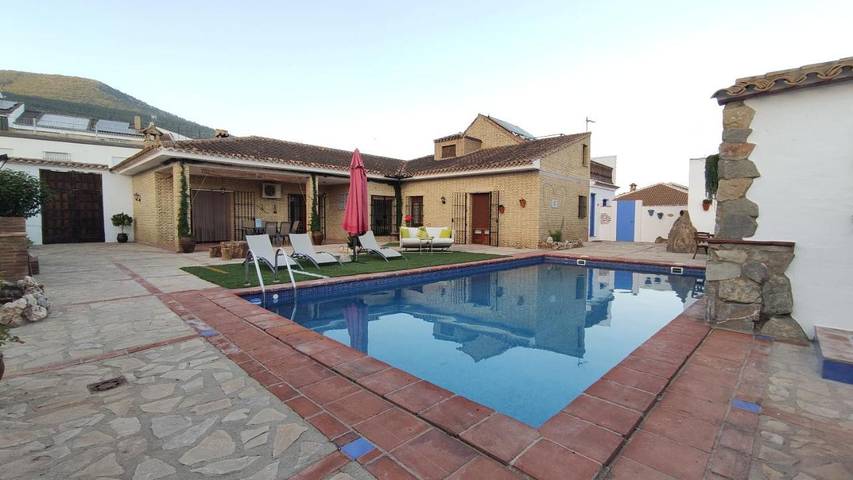 Alojamiento y desayuno para 8 personas, con vistas y terraza además de jardín y piscina - 1