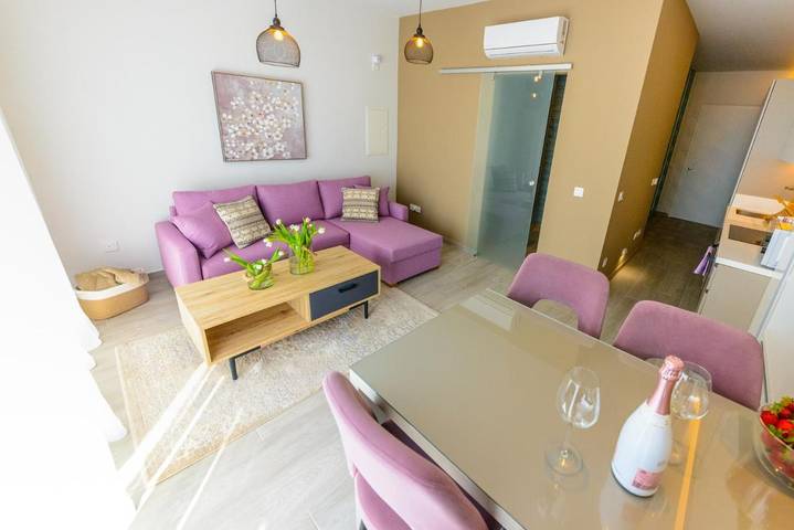 Appartement de vacances pour 3 personnes, avec bassin pour enfant et piscine ainsi que vue et jardin, animaux acceptés