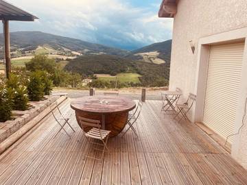 Chambre d’hôte pour 4 personnes, avec vue ainsi que terrasse et sauna à Sainte-Croix-en-Jarez