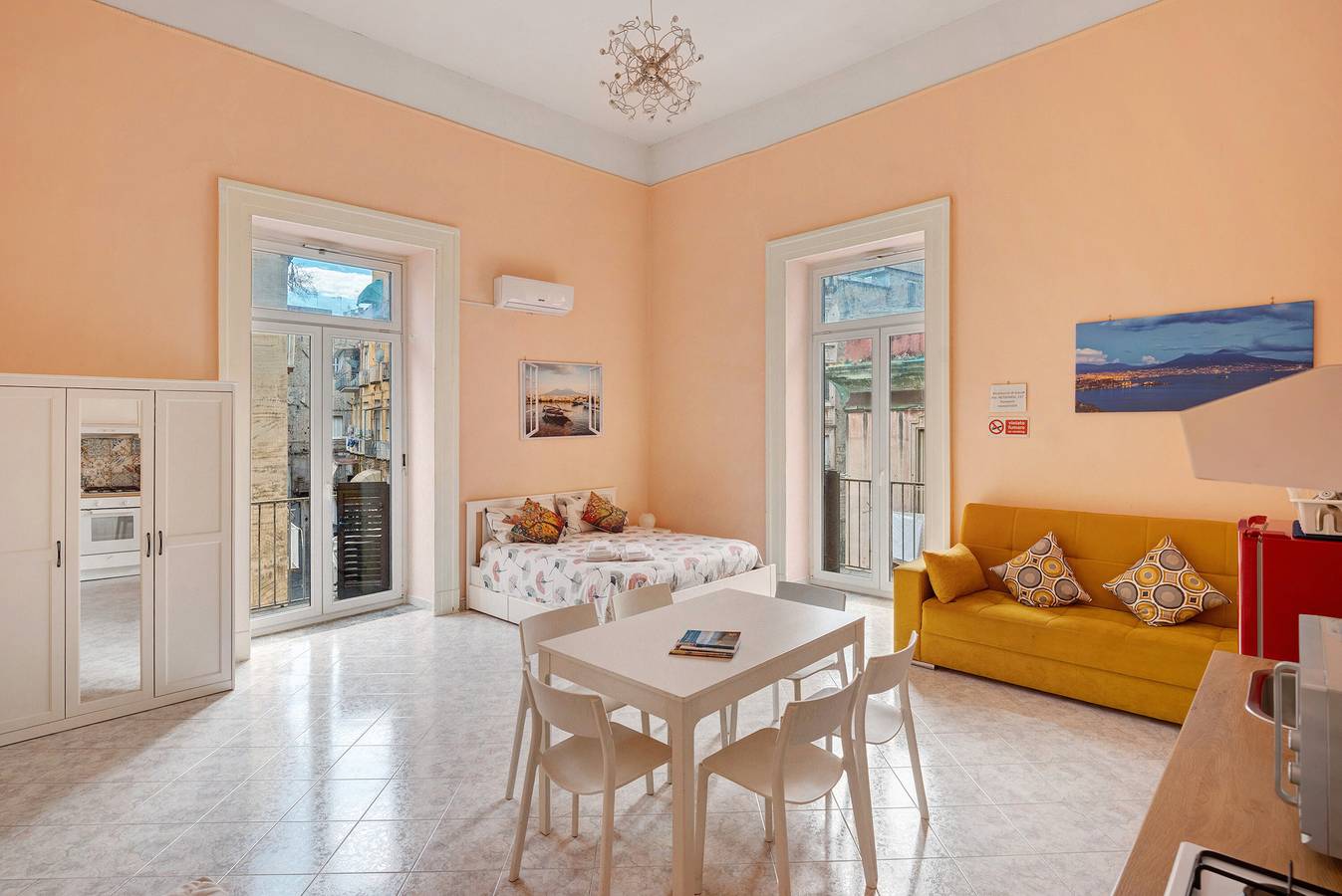 Vakantiehuis 'Il Cantuccio Di Diana' met Balkon, Wi-Fi en Airconditioning in Napels, Provincie Naples