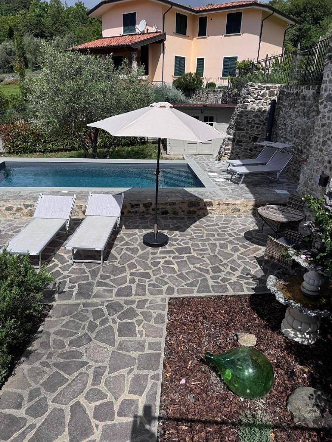 Ferienwohnung für 4 Personen, mit Terrasse und Garten sowie Pool und Ausblick