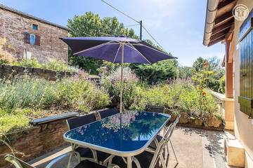 Gîte pour 4 personnes, avec piscine et terrasse à Leynes