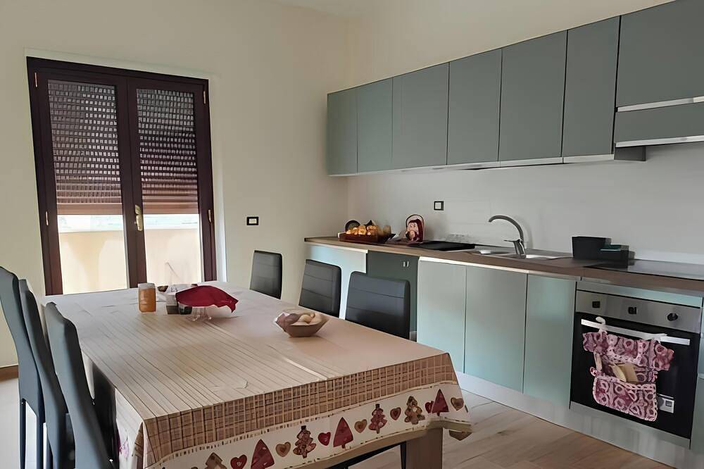 Appartement entier, A cozy, new apartment with a beautiful view, nestled between the sea and Aspromonte in Reggio de Calabre, Province de Reggio Calabria