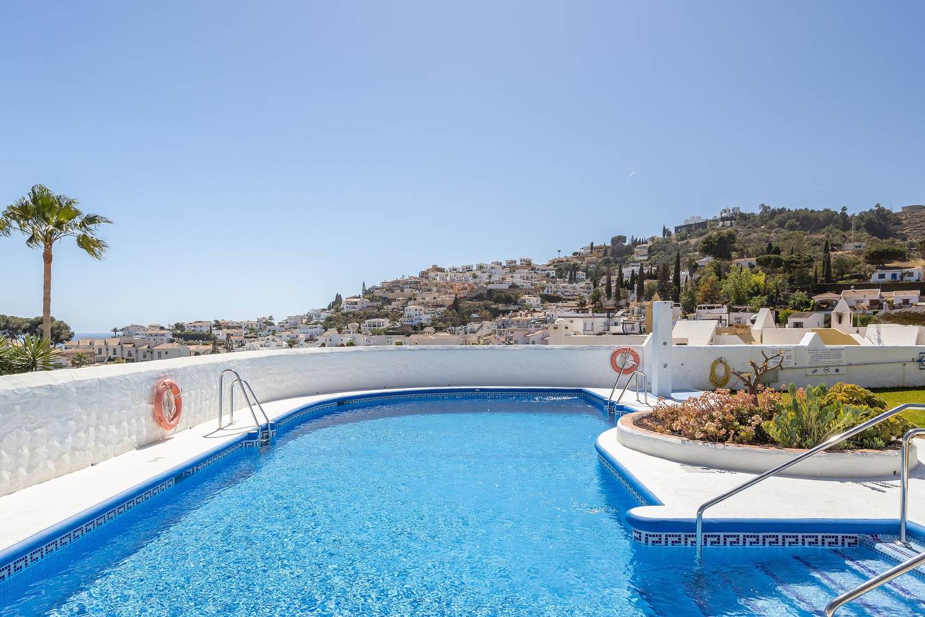 Villa 'Casablanca 23' met uitzicht op zee en dichtbij het strand met gedeeld zwembad & Wi-Fi in Verstedelijking Tropicana, Nerja