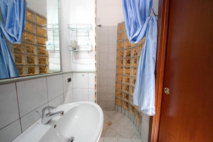 Location de vacances pour 3 personnes, avec jardin ainsi que terrasse et vue à Tivoli - 4