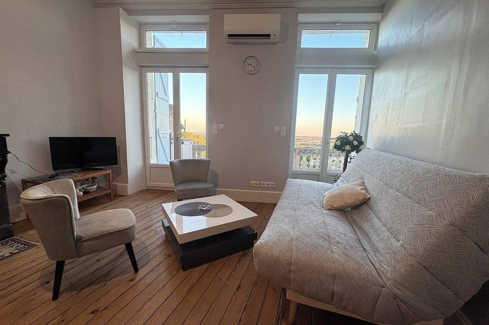 Entire apartment, Apartment with a terrace and a panoramic view in Lectoure, Gers