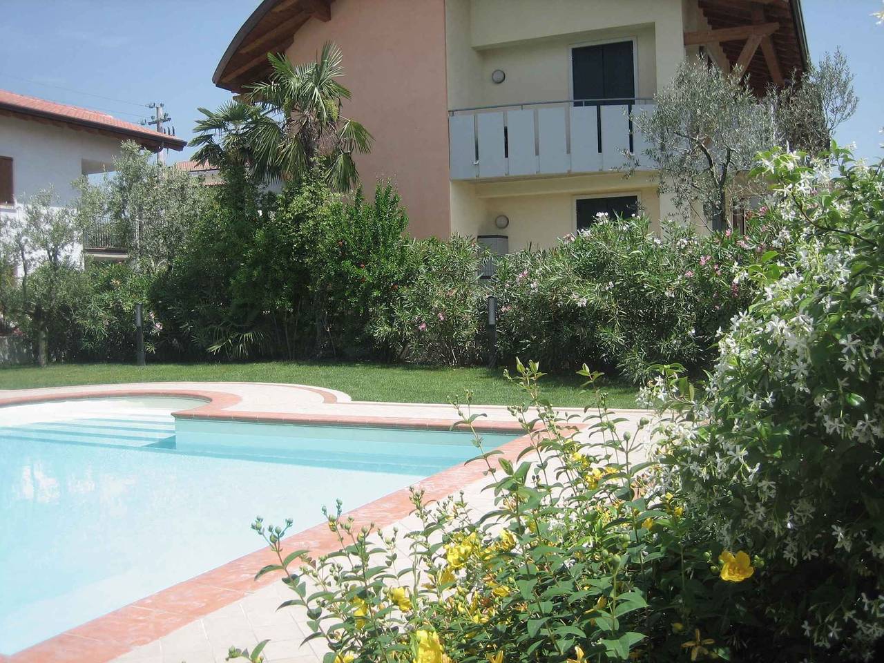 Apartamento vacacional entero, Apartamento vacacional con terraza y piscina in Lazise, Montañas Garda