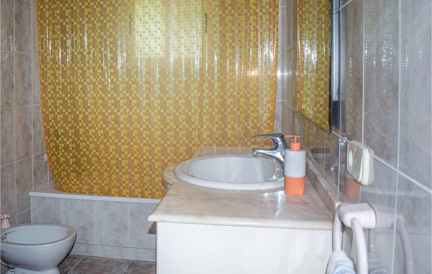 Apartamento de 157 pies cuadrados con terraza, piscina y aparcamiento in Játiva, Provincia de Valencia