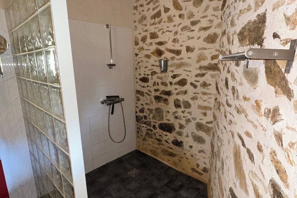 Appartement entier, Chambre \"Planchas\" - Deluxe Double ou Lits Jumeaux (n°8) in Rouzède, Charente