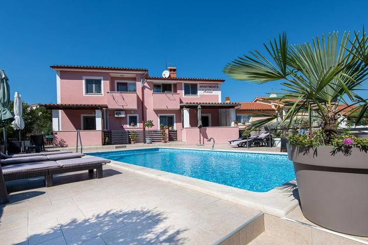 Maison d’hôte pour 3 personnes, avec Balcon et Terrasse ainsi que Jardin et Piscine à Pula
