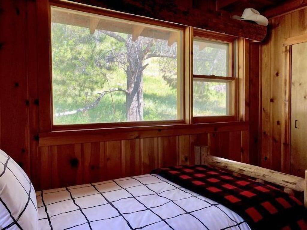 Rustic Mountain Cabin- Mountain Views, close to hiking and fishing in Cody (WY), Absaroka Range