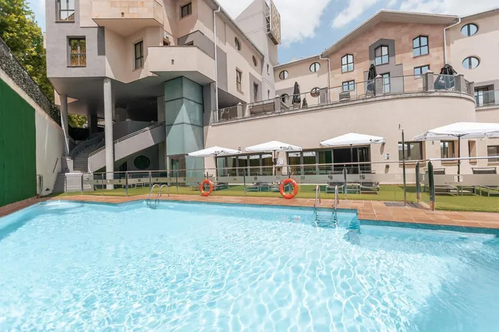 Hotel para 2 personas, con piscina además de vistas y terraza - 1