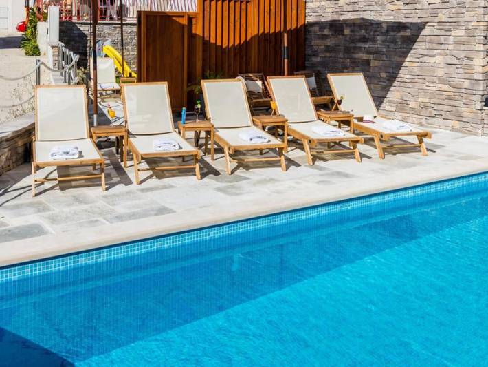 Ferieleilighet for 4 personer, med badebasseng og balkong i Mlini