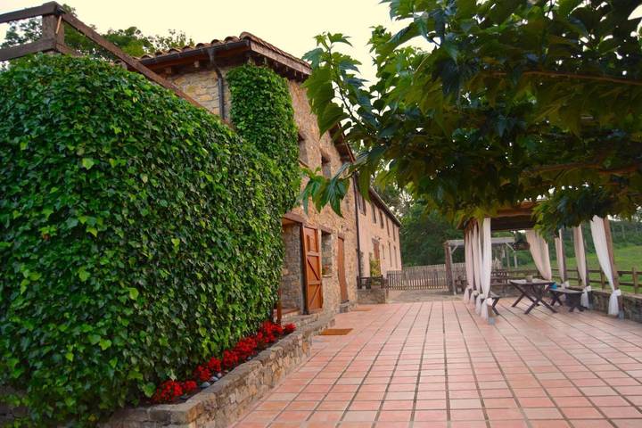 Casa rural para 16 personas, con Balcón y Terraza además de Jardín y Piscina para niños en Osona
