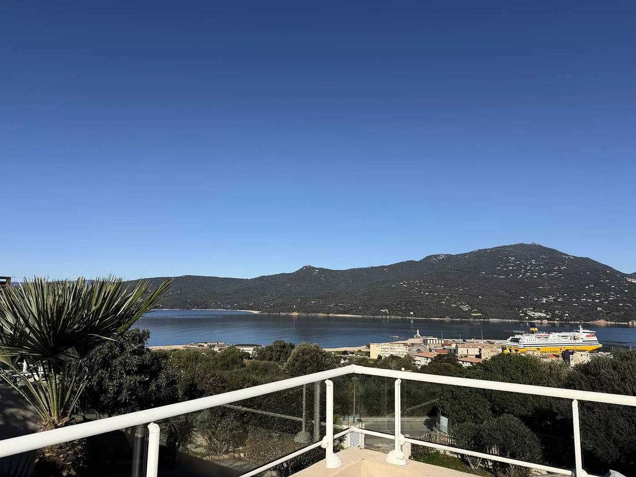 Apartamento entero, Dos. estancias cualquier confort vista al mar impresionante. in Propriano, Distrito de Sartène