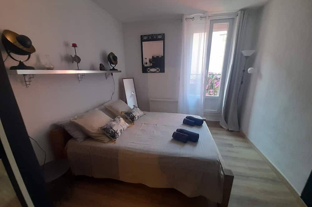 Entire apartment, In the heart of Meze, apartment 2 Bedrooms, Air Conditioned, sleeps 4. in Mèze, Côte d'Améthyste