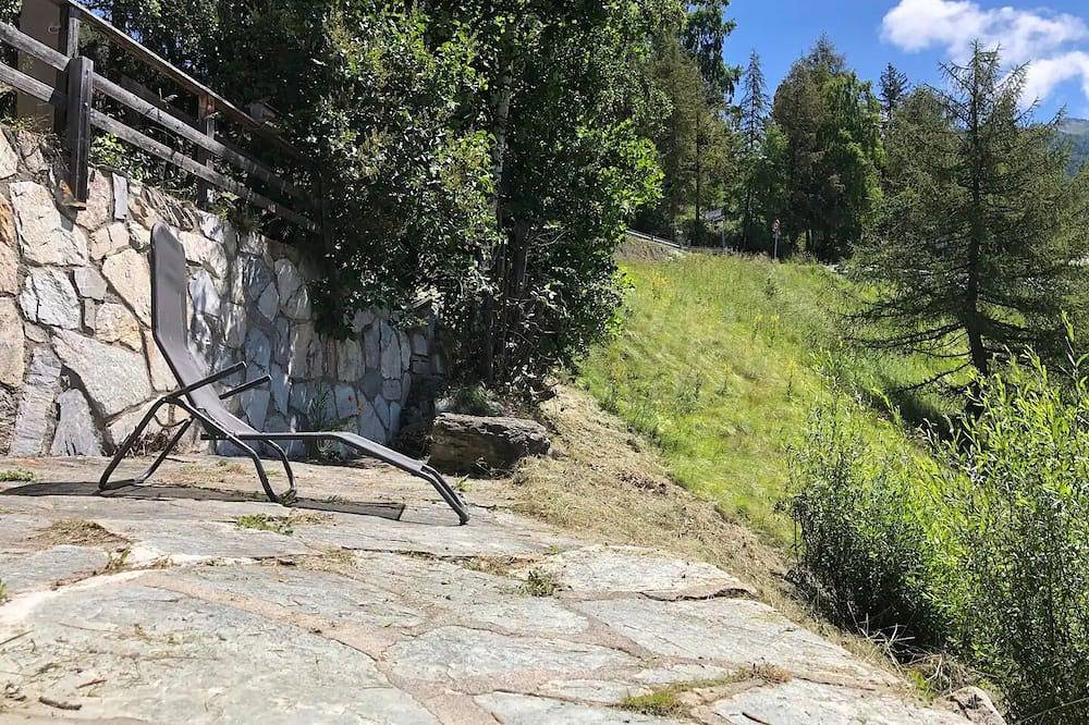 Ganze Wohnung, Außenbereich: Wohnung in einem Chalet für 2 Personen mit Balkon, Terrasse mit Gartenmöbeln, atember in Saint Luc, Anniviers