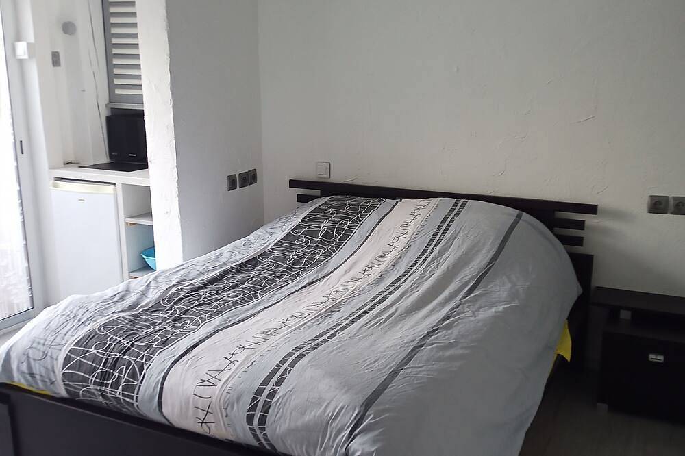 Grande chambre privée, équipée. in Le Teich, Région d'Arcachon