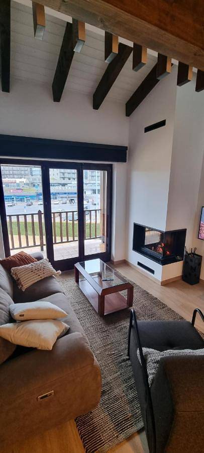 Apartamento de vacaciones para 6 personas, con piscina y vistas además de terraza y jardín - 1