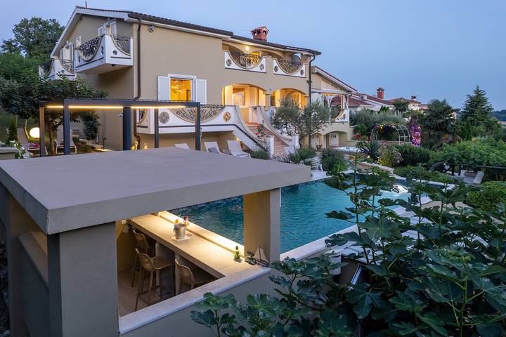 Ferienhaus für 12 Personen, mit Garten und Pool