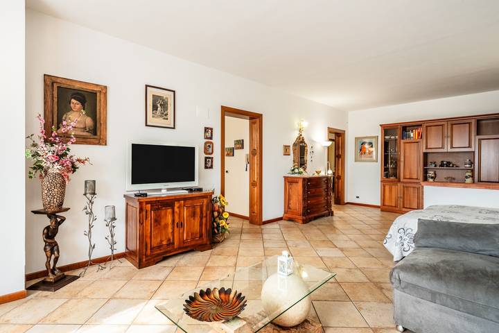 Entire apartment, Apartment 'La Casa Nel Verde' with Private Terrace, Wi-Fi and Air Conditioning in Altopascio, Lucca Province