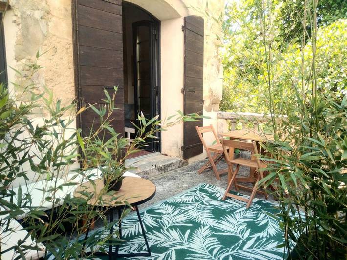 Chambre d’hôte pour 2 personnes, avec terrasse et piscine ainsi que jardin et vue