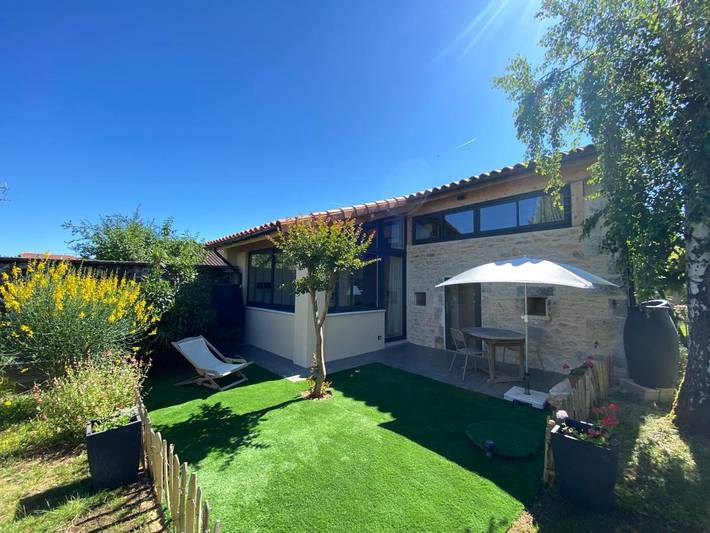 Location de vacances pour 2 personnes, avec vue ainsi que terrasse et jardin à La Rochefoucauld (Charente) - 2