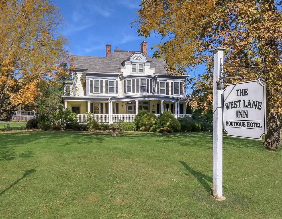 The West Lane Inn - King Room in Ridgefield, Fairfield County