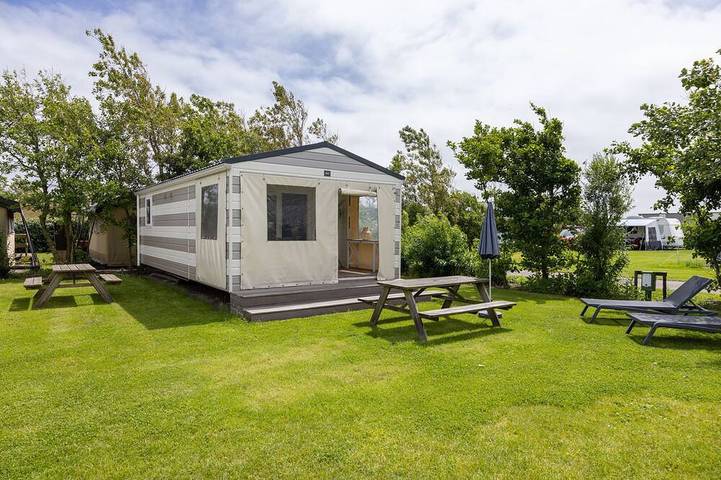 Chalet voor 4 personen, met balkon en zwembad in Callantsoog