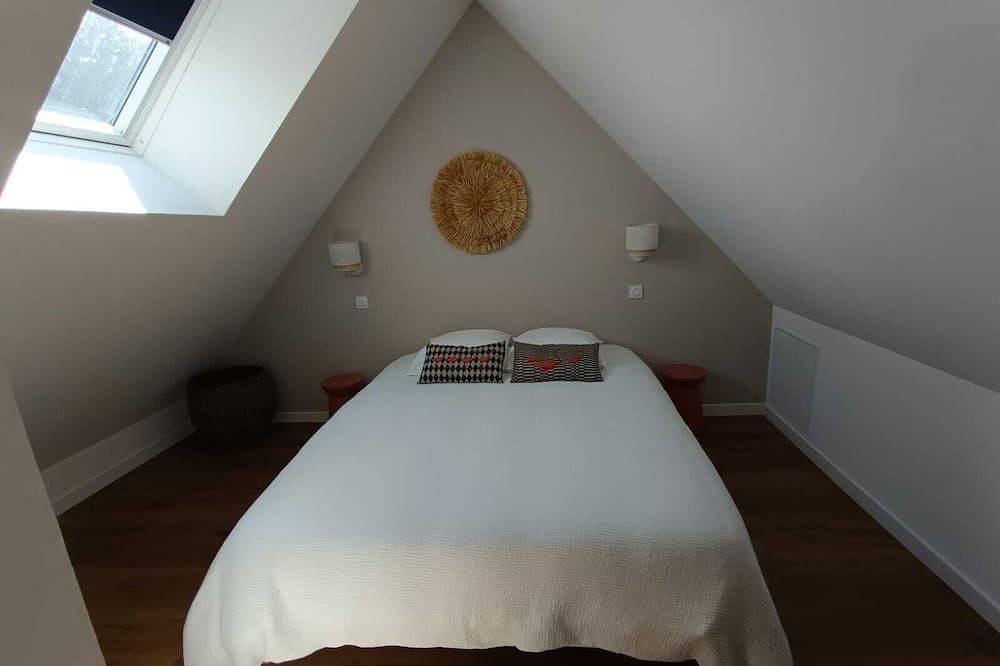 Ganze Wohnung, Newly renovated apartment in beautiful farmhouse with south-facing terrace. Pets allowed in Merlevenez, Côte des Mégalithes