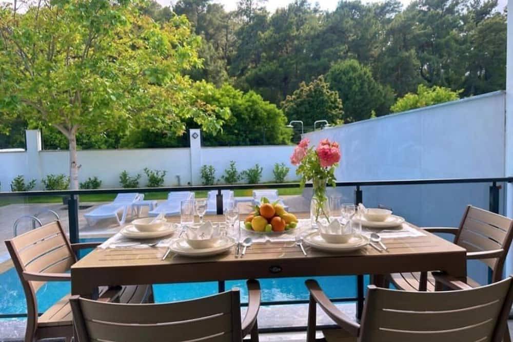 Spacious 3-bedroom villa in beautiful Antalya with Ac in Kemer, Antalya Province