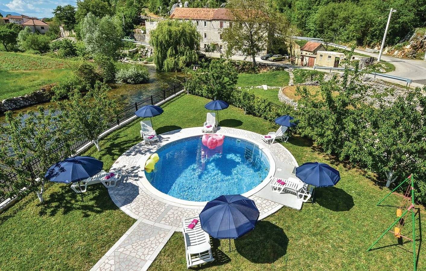 Villa mit fünf Schlafzimmern und Pool in Dalmatinisches Zagora