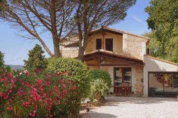 Gîte pour 2 personnes, avec vue ainsi que jardin et piscine à Les Adrets-de-l'Estérel