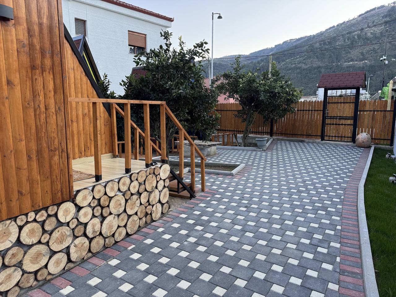 Gästehaus Adilaj Holzhäuser in Albanien