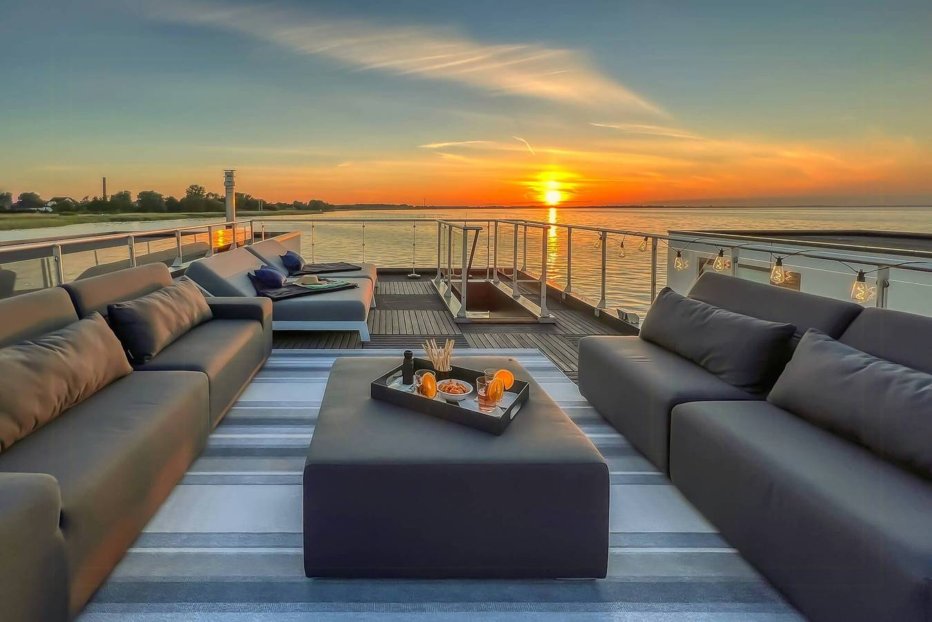 Großes Hausboot mit Dachterrasse an der Ostsee in Ribnitz, Ribnitz-Damgarten