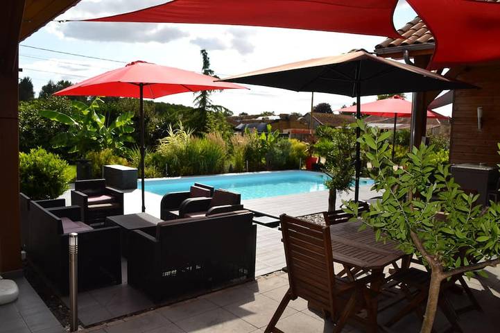 Gîte pour 12 personnes, avec jardin et piscine à Lesmont