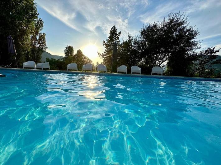 Cottage pour 4 personnes, avec piscine et vue ainsi que jardin et sauna à Montréal-les-Sources