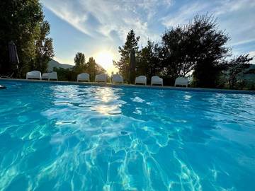 Cottage pour 4 personnes, avec jacuzzi et jardin ainsi que sauna et piscine à Montréal-les-Sources