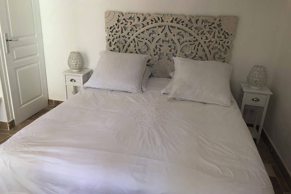 Appartement entier, Appartement pour 2 à 4 personnes dans un domaine avec piscines, tennis, rivière. in Salernes, Région de Draguignan