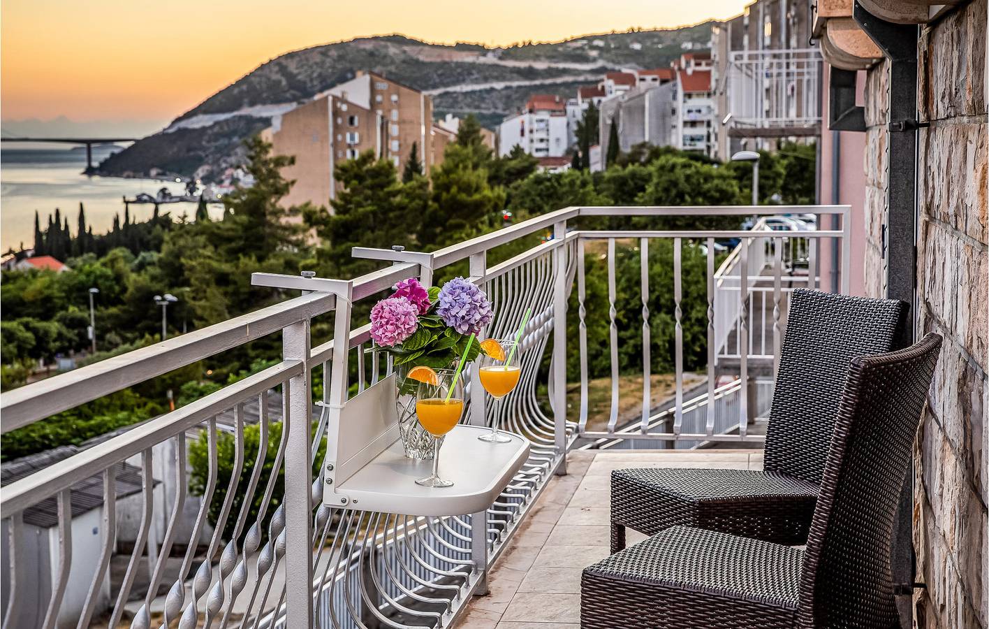 Ganze Ferienwohnung, Apartment mit malerischem Meerblick, Pool, WLAN und Terrasse in Mokosica in Mokosica, Dubrovnik-Neretva