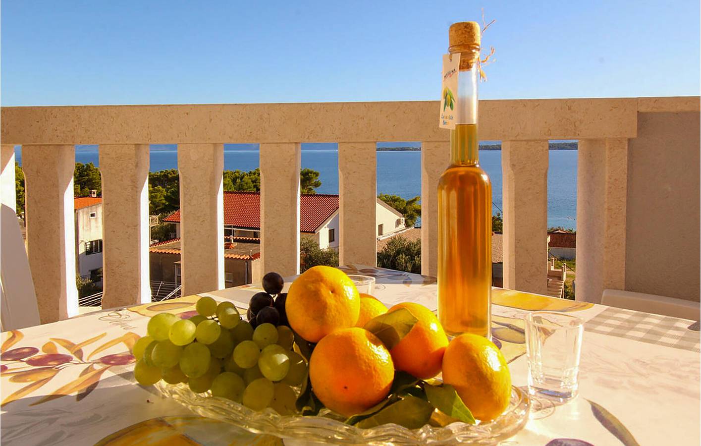 Ganze Ferienwohnung, Charmantes Apartment, 200 m vom Strand entfernt: Apartment am Pool mit WLAN und Terrasse in Zivogosce, Makarska Riviera